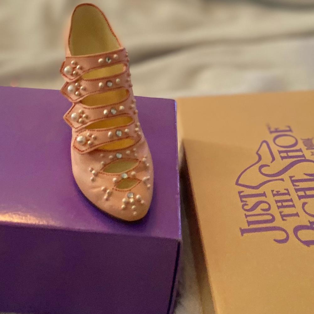 Just the Right Shoe Collectible decor by Raine# 25018.